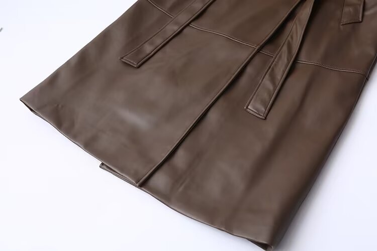 Langer Kunstledermantel mit Gürtel