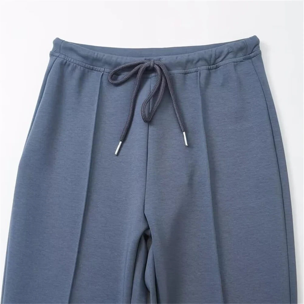 Set mit Kapuzen-Sweatshirt-Jacke und Trompetenhose