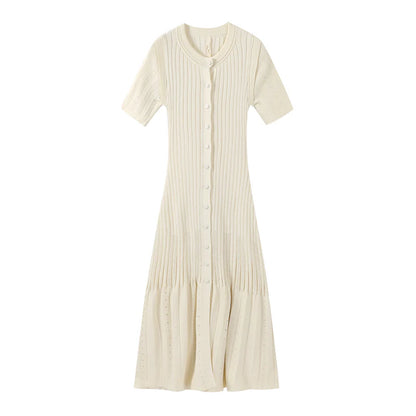 Slim-Fit-Kleid aus Strick mit rundem Ausschnitt und einem Knopf