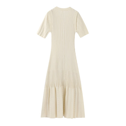 Slim-Fit-Kleid aus Strick mit rundem Ausschnitt und einem Knopf
